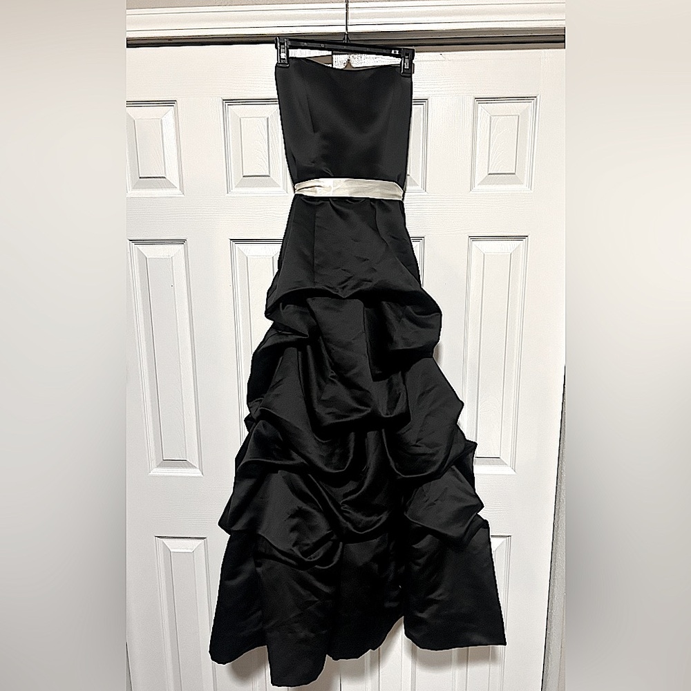 Elegant, Strappless, Timeless. Midnight-Black, Multi-tier “Cupcake” Party Dress!